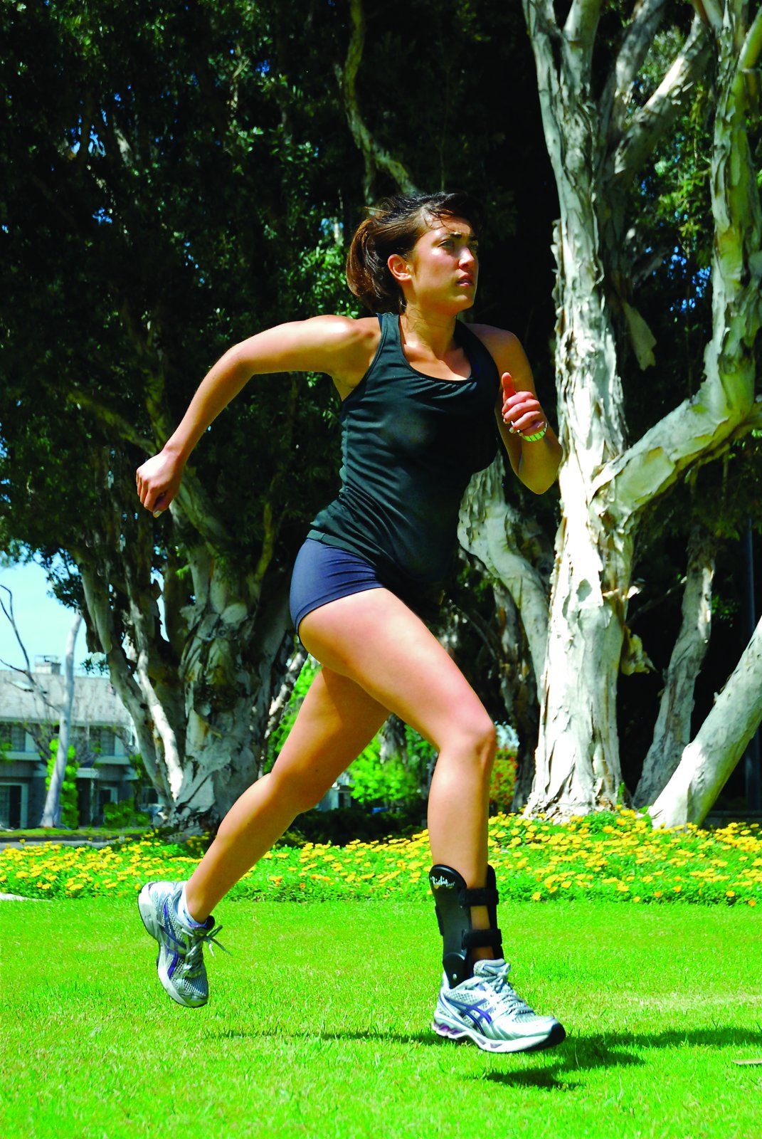 A runner wearing a Richie Brace